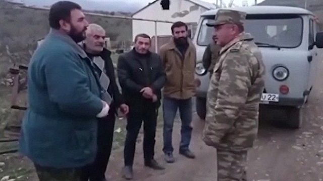 azerbaycan-askerleri-ermeni-sivillerin-tahliyesine-yardim-ediyor
