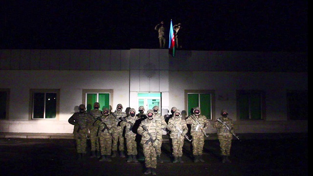 azerbaycan-ordusu-isgalden-kurtarilan-lacina-bayrak-dikti