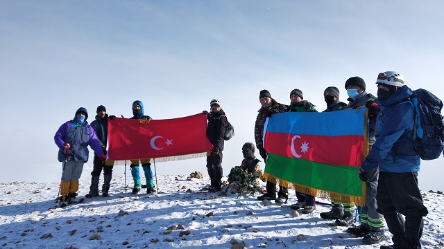 turkiye-ve-azerbaycandan-dagcilar-haydar-aliyev-ve-ataturk-zirvelerine-tir