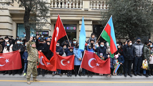 azerbaycan-halki-zafer-gecit-torenini-coskuyla-izledi