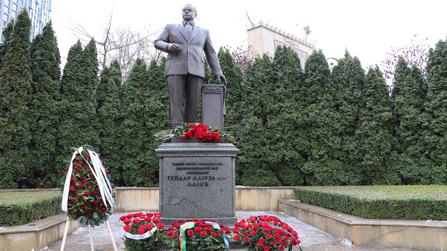 kievde-azerbaycanin-milli-lideri-haydar-aliyev-anildi
