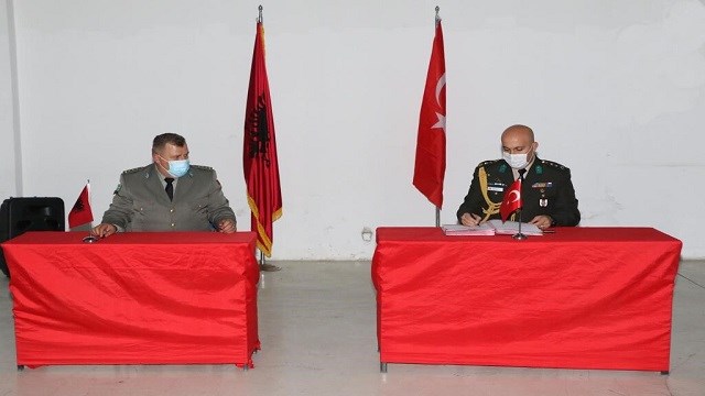 turkiyeden-arnavutluk-ordusuna-piyade-tufegi-ve-uniforma-destegi