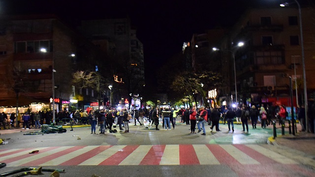 arnavutluk-ta-gergin-protestolar-devam-ediyor