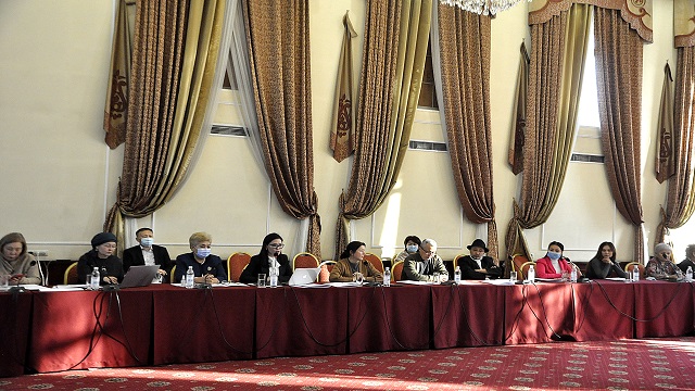 kirgizistanda-kadinlarin-bir-araya-geldigi-forumda-yeni-anayasa-taslagiyla-ilgi