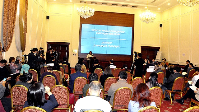 kirgizistanda-cumhurbaskani-adaylari-insan-haklarini-koruyacaklarini-taahhut-et