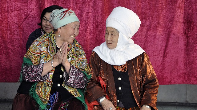 kirgizistanda-kadinlar-el-sanatlarinin-yasatilmasi-icin-duzenlenen-nakis-yaris