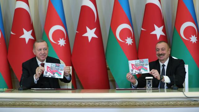 cumhurbaskani-erdogan-ilham-aliyev-ile-gorustu