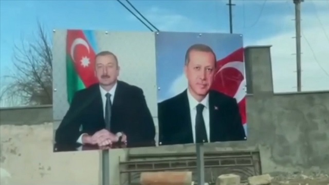 aliyevin-susa-gezisinde-turk-bayraklari-ve-cumhurbaskani-erdogan-fotograflari-d