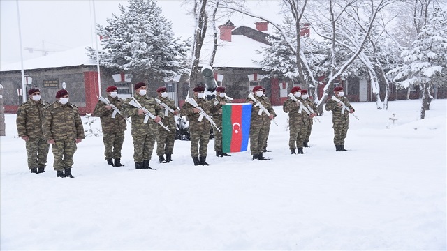 azerbaycan-askerleri-kis-tatbikati-icin-karsta