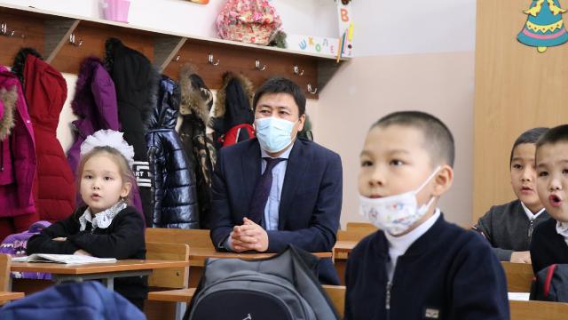 kirgizistanda-okullarda-yuz-yuze-egitim-kismi-olarak-basladi