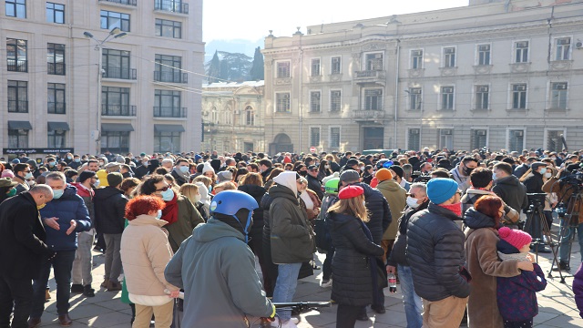 gurcistanda-kovid-19-tedbirleri-protesto-edildi