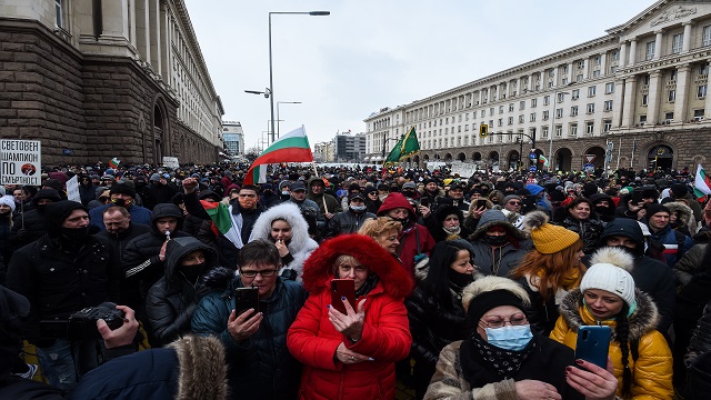bulgaristanda-lokanta-ve-bar-calisanlari-kovid-19-onlemlerini-protesto-etti