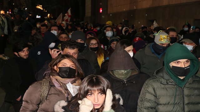 gurcistanda-kovid-19-tedbirleri-sokaga-cikma-yasagina-ragmen-protesto-edildi
