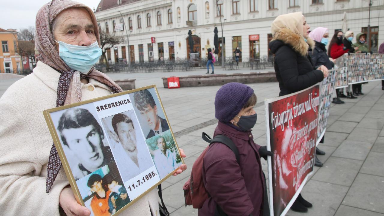 srebrenitsa-anneleri-kayip-yakinlarinin-artik-bulunmasini-istiyor