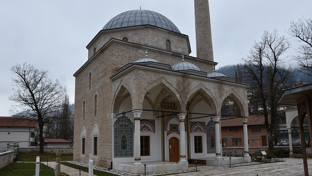 bosna-hersekteki-tarihi-alaca-camiine-silahli-saldiri