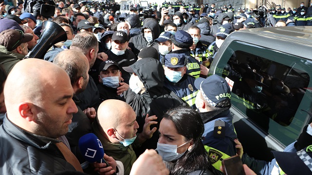 gurcistanda-muhalif-lider-melianin-serbest-birakilmasi-icin-protestolar-suruyo