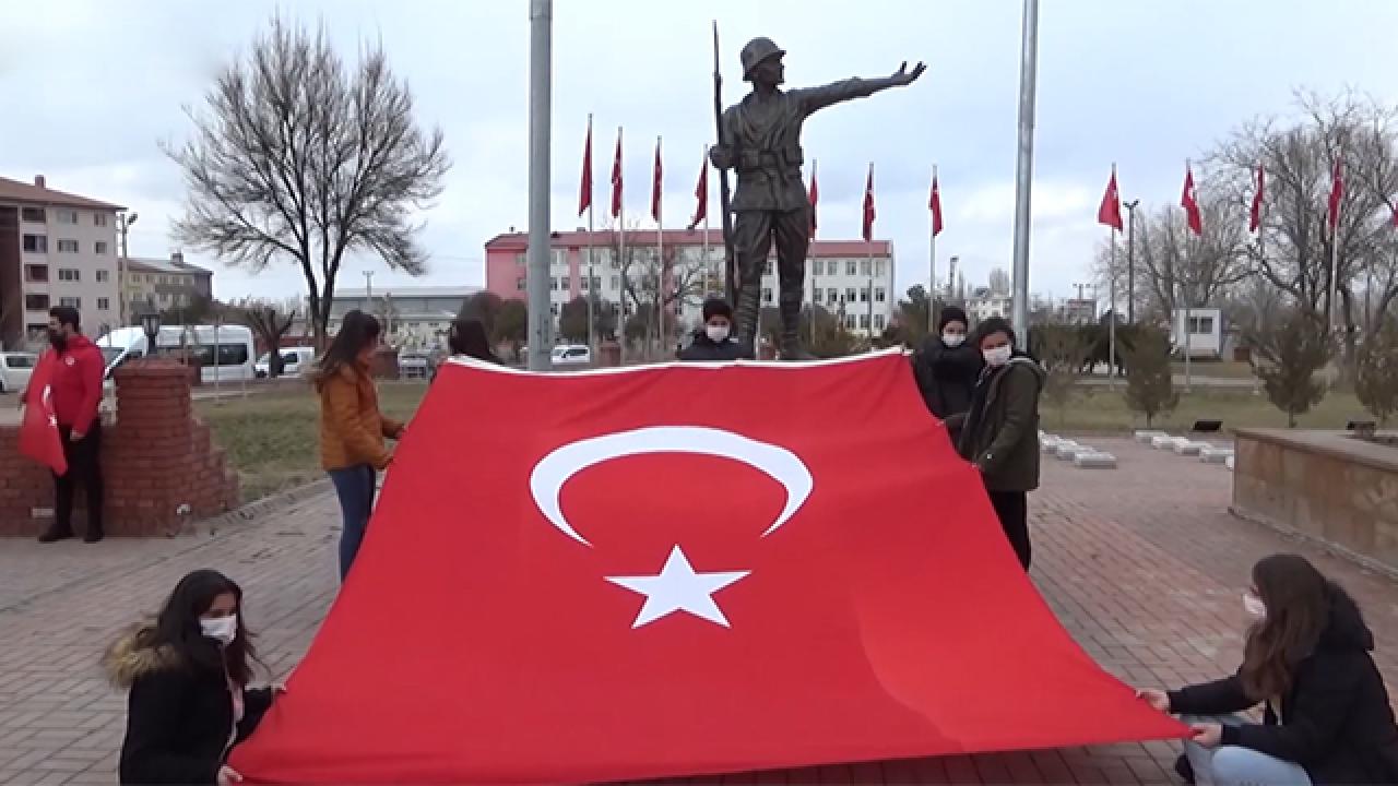 ay-yildizli-bayraklar-canakkale-yolunda