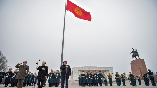 kirgizistanda-devlet-bayrak-gunu-kutlandi