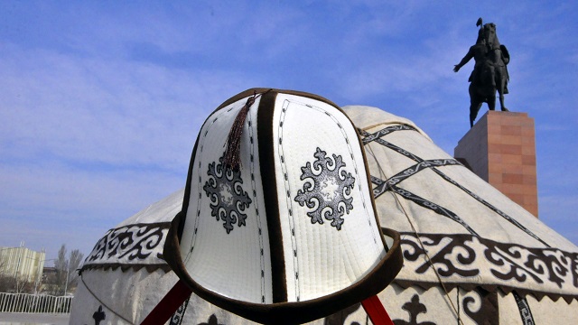 kirgizistanda-5-mart-milli-ak-kalpak-gunu-gecit-toreninde-geleneksel-kiyafetl