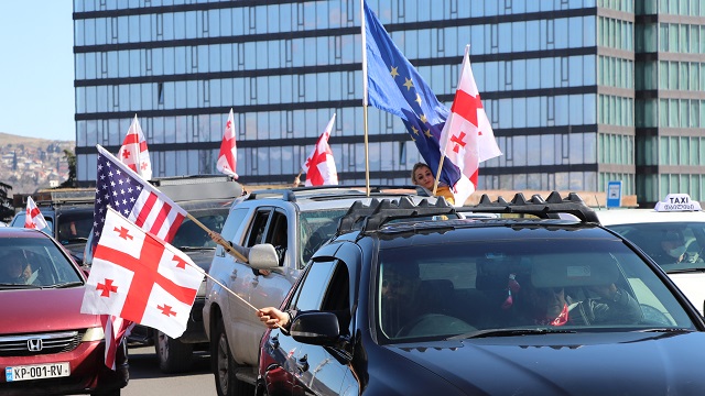 gurcistanda-protestolar-devam-ediyor