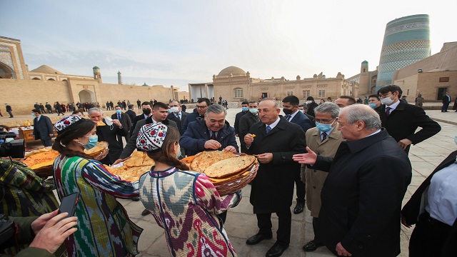 disisleri-bakani-cavusoglu-ozbekistanda-tarihi-hive-kentini-ziyaret-etti