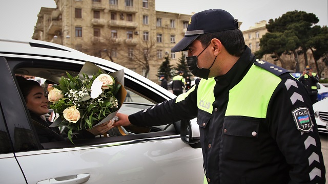 baku-polisinden-kadin-suruculere-8-mart-surprizi