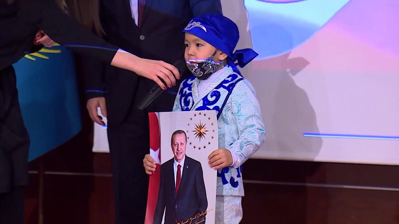 cumhurbaskani-erdogandan-kendisi-icin-siir-okuyan-kazakistanli-cocuga-hediye