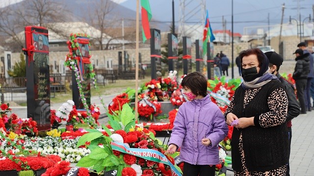 azerbaycanlilar-nevruz-bayraminda-sehitliklere-akin-etti