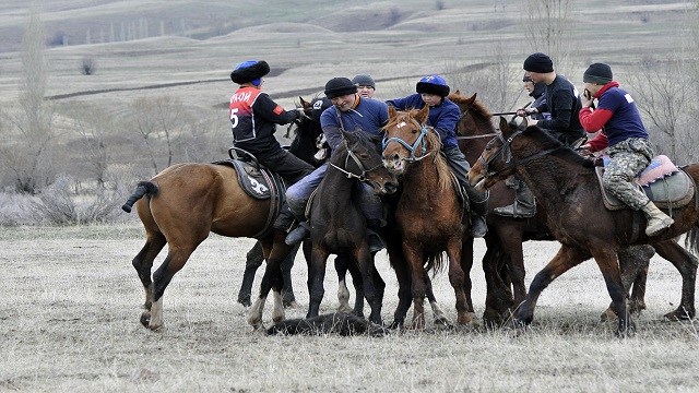 kirgizistanda-koyluler-nevruz-bayramini-geleneksel-oyunlarla-kutladi