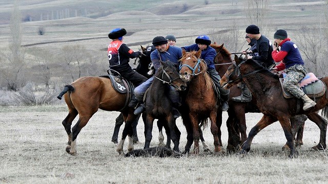kirgizistanda-koyluler-nevruz-bayramini-geleneksel-oyunlarla-kutladi