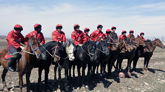 tika-kirgizistanda-kurulan-ahiska-turkleri-kok-boru-takimina-binicilik-malzeme
