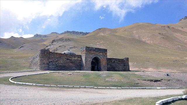 kirgizistanin-dogusunda-gizemli-kervansaray-tas-rabat