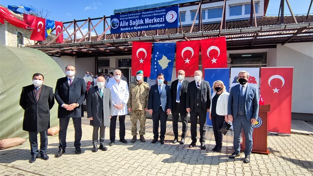 turk-askerinden-kosovadaki-tek-turk-belediyesi-mamusaya-saglik-alaninda-destek