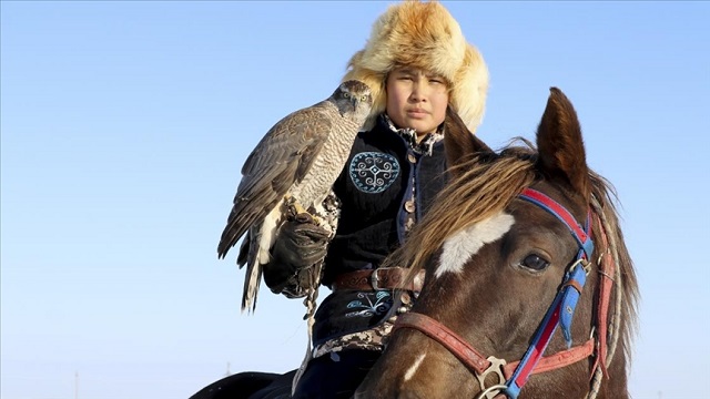 kazakistan-da-kartalla-avcilik-nesilden-nesle-aktariliyor