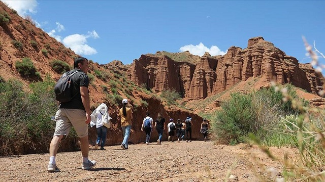 kirgizistandaki-konorcok-kanyonuna-turist-ilgisi-artiyor