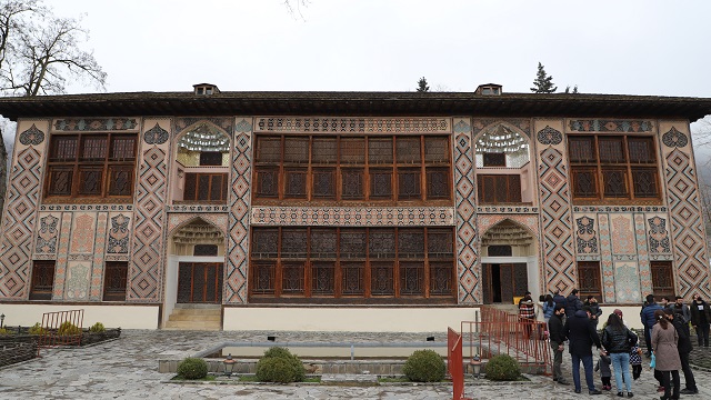 azerbaycanin-dunya-kultur-mirasi-listesindeki-seki-han-sarayi-turist-akinina-u