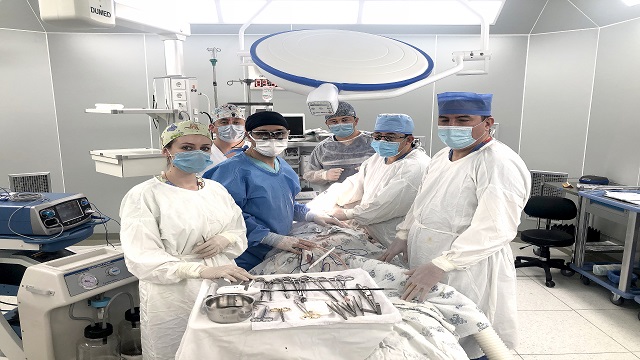 turk-cerrah-ozel-davetle-gittigi-ozbekistanda-11-cocugu-ameliyat-etti