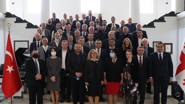 turk-is-insanlari-gurcistanda-milletvekilleriyle-bir-araya-geldi