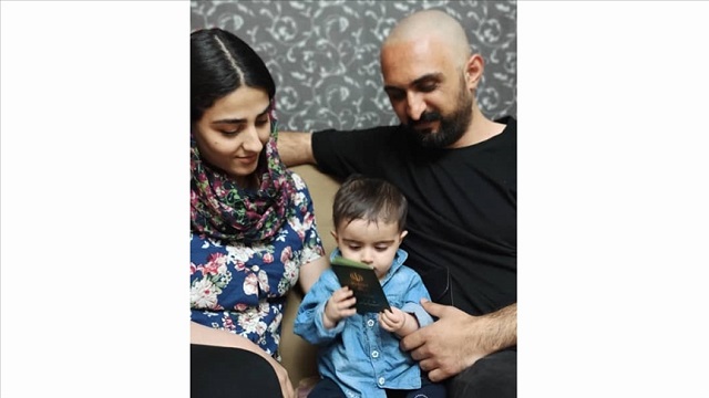 iranda-azerbaycan-turku-aile-bebekleri-icin-turkce-isim-yazili-kimlik-mucadele