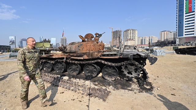 azerbaycan-2-karabag-savasinda-ele-gecirdigi-ermenistan-silahlarini-ganimetl