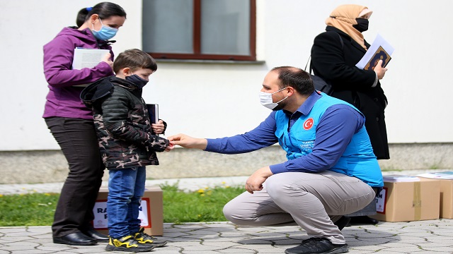 turkiye-diyanet-vakfi-bosna-hersekte-ihtiyac-sahibi-ailelere-gida-yardimi-yapti