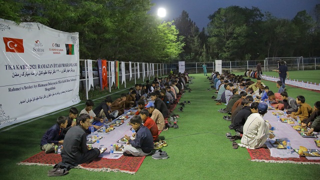 tika-afganistandaki-yetimlere-iftar-verdi