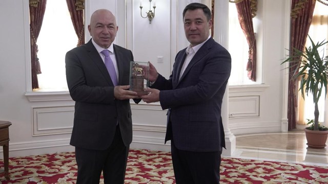 kirgizistan-cumhurbaskani-sadir-caparov-dunya-televizyonlarinda-ilk-kez-trt-ve