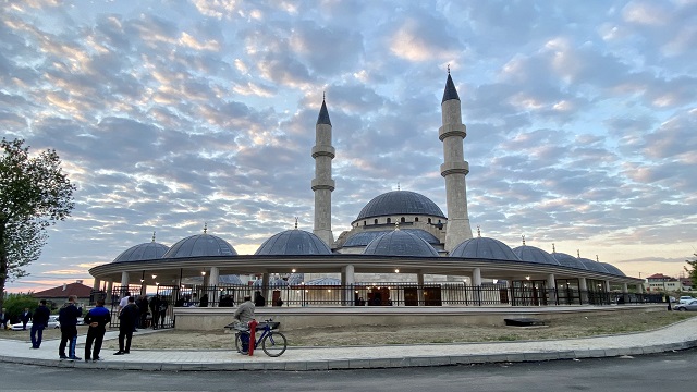 bulgaristan-in-kircaali-ilinde-bayram-namazi-yeni-insa-edilen-camide-kilindi