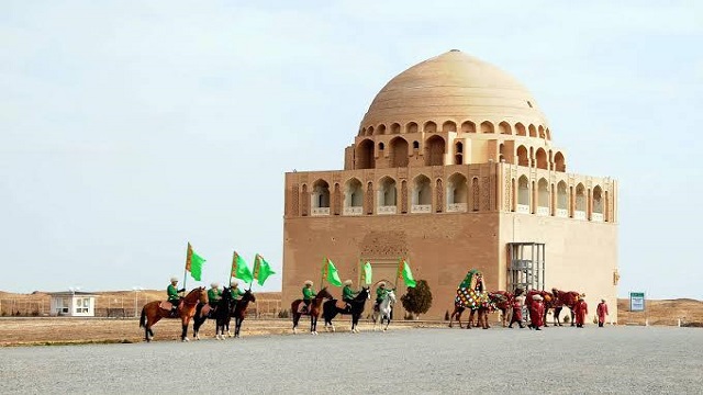 zamana-inat-hala-butun-ihtisamiyla-dimdik-ayakta-duran-sultan-sencer-turbesi