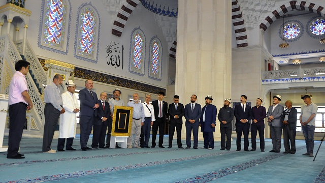 turk-hayirseverin-kirgizistana-getirdigi-kabe-ortusunun-bir-bolumu-biskek-merk