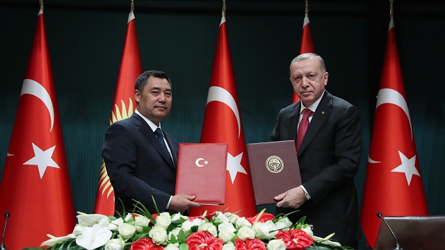 turkiye-ile-kirgizistan-arasinda-7-anlasma-imzalandi