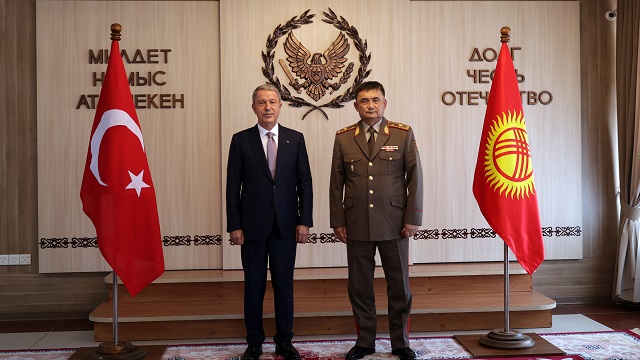 milli-savunma-bakani-akar-kirgizistanda