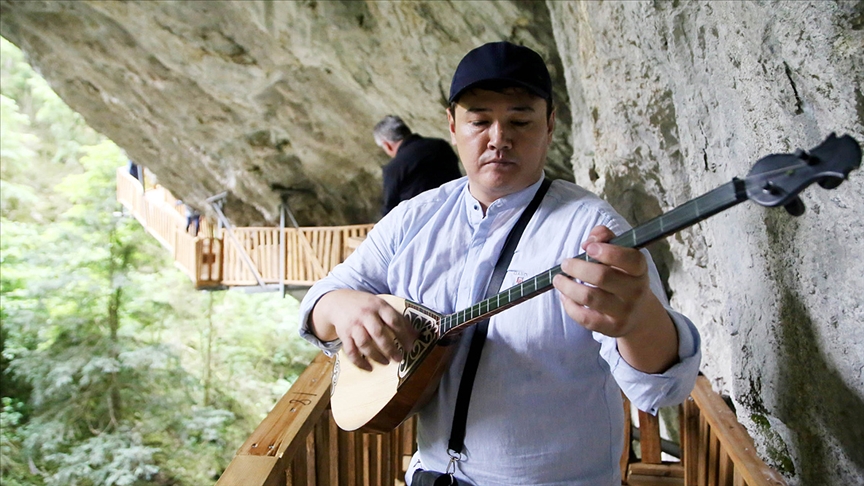 kazakistanli-sanatci-musayev-3-kilometrelik-horma-kanyonunu-dombra-calip-turku