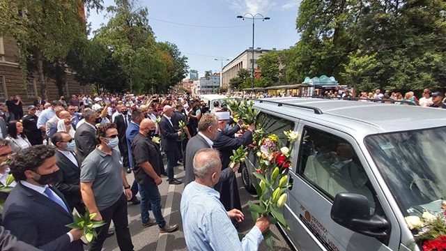 saraybosnalilar-srebrenitsa-kurbanlarini-gozyaslari-ve-dualarla-ugurladi